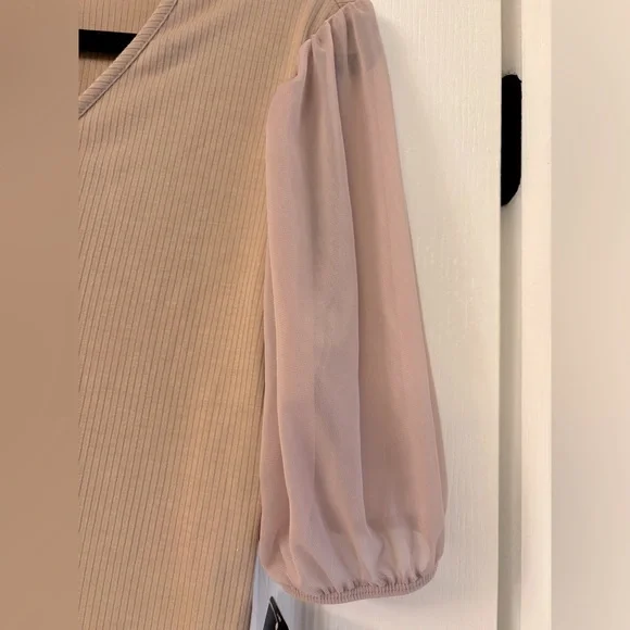 Express Tan V-Neck Puff Sleeve Blouse NWT - Picture 3 of 4